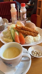 遅いランチで1...