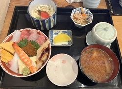 海鮮丼をいただ...