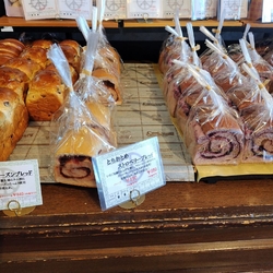 お昼のパンを買...