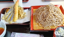 レストランで手...