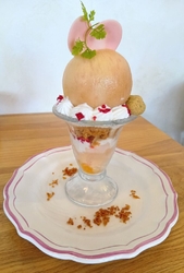 カフェで「桃と...