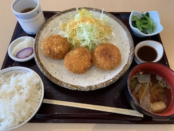 祝日の昼どきに...