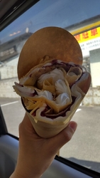 クレープではこ...
