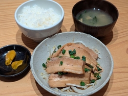 休日は行列が出...