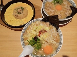 同僚と丸源さん...