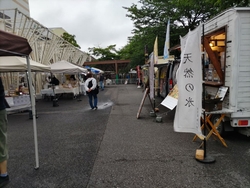 広場にハンドメ...