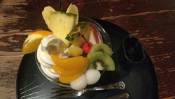 デザートを食べ...