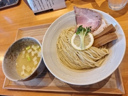 昆布水つけ麺を...