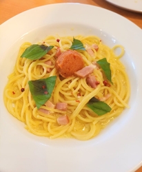 パスタとピザ食...