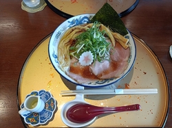 席には金色の半...