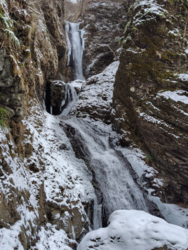 滝は冬も美しい...