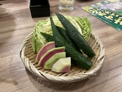 お通しの生野菜...