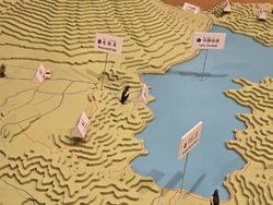 入り口の、暖炉...