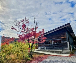 山の中腹に佇む...