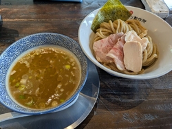 海老つけそばを...