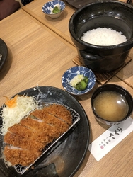 家族で夕食を頂...