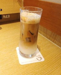 飲み物を飲みな...