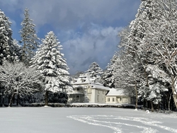 雪の朝の明治の...