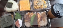 お昼ご飯に買い...
