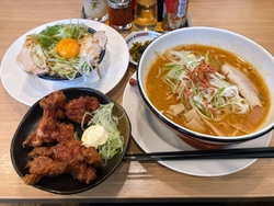 テーブル席とお...