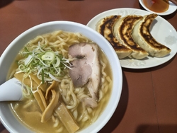 お昼ごはんを食...
