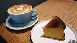 裏通りにあるお...