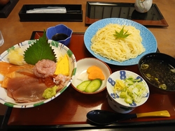 お店の前は、何...
