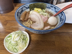 お昼は、村岡屋...