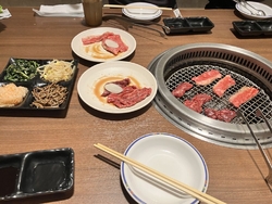 夜に家族で食べ...
