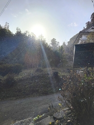 雪の舞う中、初...