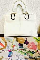 お店の前を通る...