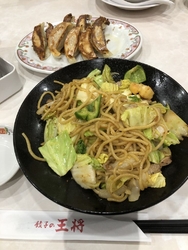 家族で夕食を頂...