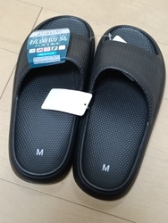 写真のサンダル...