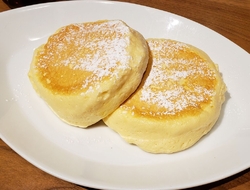 パンケーキを食...