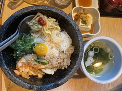4人でランチ訪...