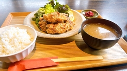 唐揚げ定食と、...