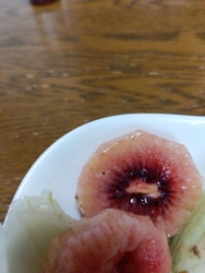 キウイの赤い物...