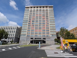街中散歩中に県...