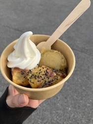 お店の前を通る...