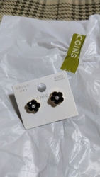 耳たぶにピアス...