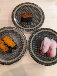 家族で夕食に食...