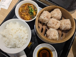 焼売定食で遅め...