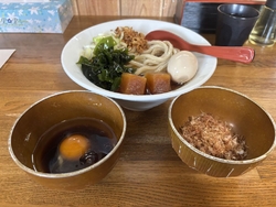 お昼は村岡屋本...