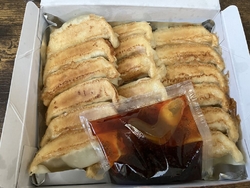 焼き餃子をテイ...
