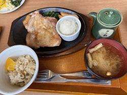 4人でランチ訪...