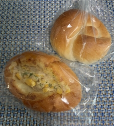 コーンパンと米...