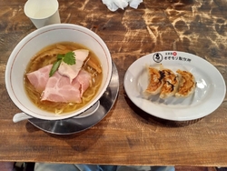お昼を食べに行...