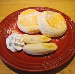 パンケーキを食...