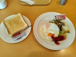 朝食を食べに行...