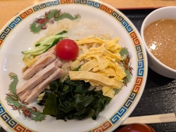 麺を食べようと...
